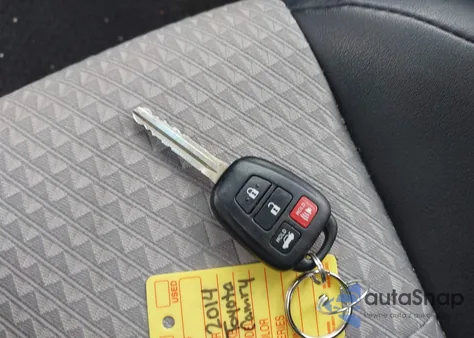 2014 Toyota Camry Se z USA, uszkodzony, nr VIN 4T1BF1FK4EU320505